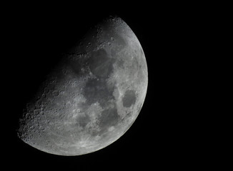 Luna con mari e crateri