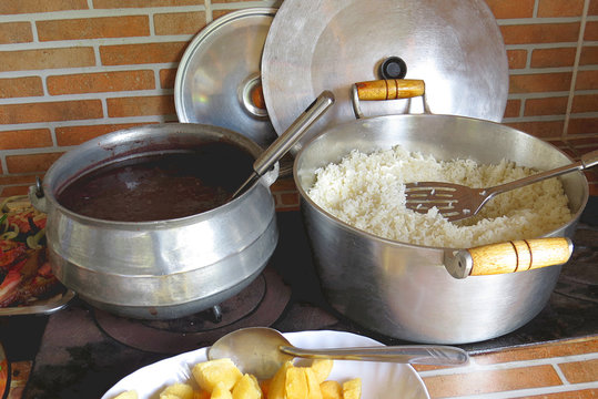 comida t&iacute;pica brasileira feita no fog&atilde;o &agrave; lenha
