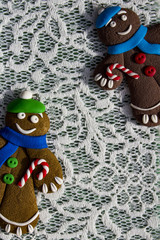Gingerbread men background-texture openwork white background with copy space - 176739900