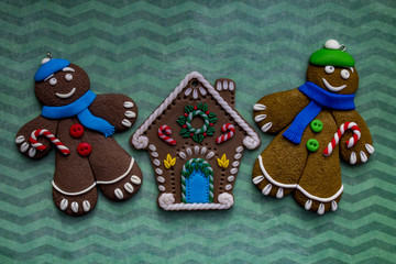 two gingerbread men and a gingerbread house on a green background new year picture - 176739925