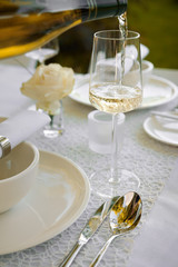 Weiße Tischdekoration für Hochzeit oder kleine Feier