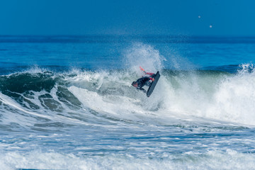 Obraz premium Bodyboarder surfing ocean wave