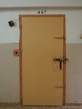 Puerta de una celda en la cárcel
