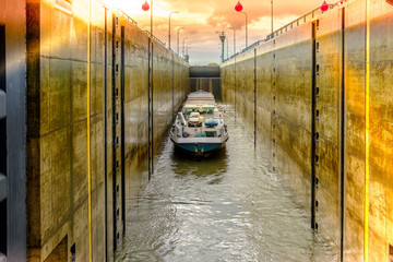 Schleuse mit Schiff -Weser -Mittellandkanal