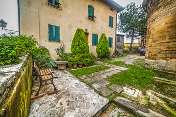 Fototapeta na wymiar Rustic yard in Tuscany