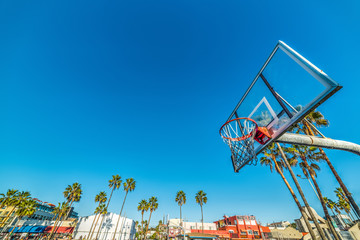 Naklejka premium Basketball hoop with ocean front walk on the background