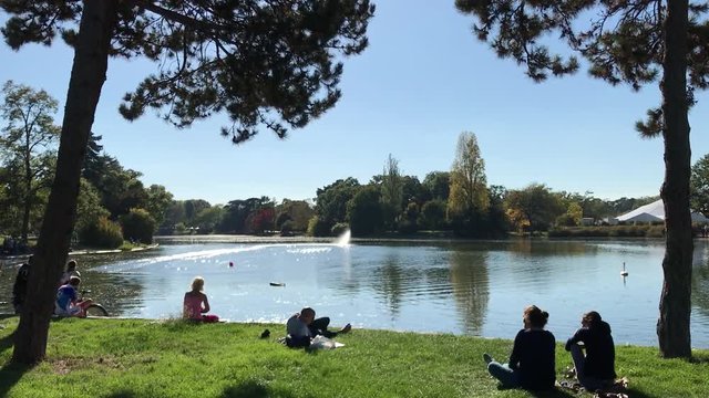 Parisiens au soleil sur une pelouse du Bois de Boulogne &agrave; Paris