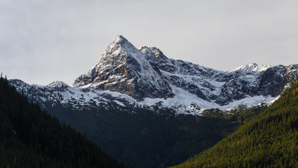 Fototapeta premium Morning view of Pyramid Peak in the Autumn Season located in the North Cascades National Park.