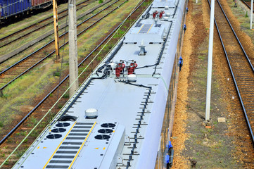 Dach pociągu ego pociągu widziany z mostu. © W Korczewski