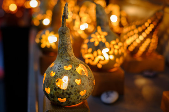 Petite courge decor&eacute; et illumin&eacute;e &agrave; l'interieur.