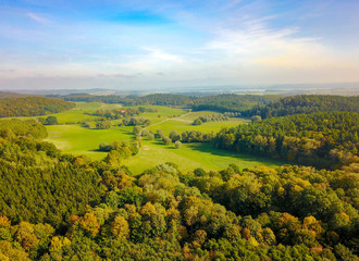 Luftbild, Drohnenfoto eines Waldgebietes