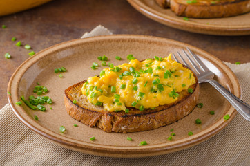 Scrambled eggs with herbs
