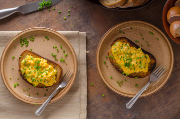 Scrambled eggs with herbs