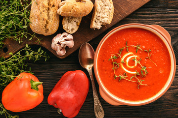 Baked red pepper cream soup with garlic and timian.