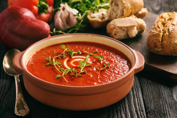 Baked red pepper cream soup with garlic and timian.