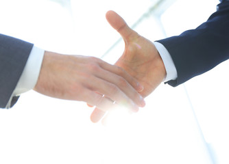 Obraz premium Two business men going to make handshake