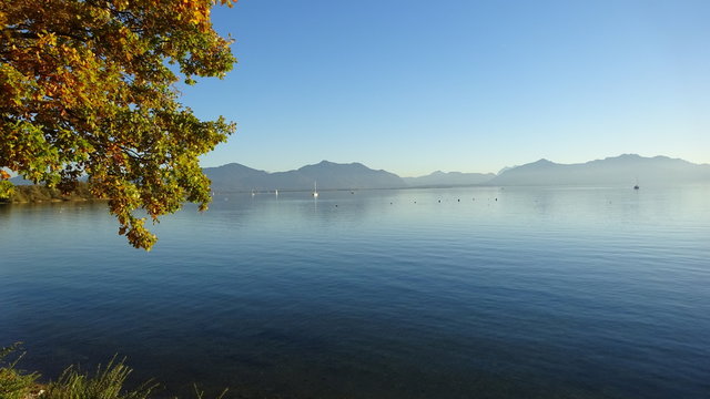 DER CHIEMSEE. Herbstliche Stimmung am Chiemsee.