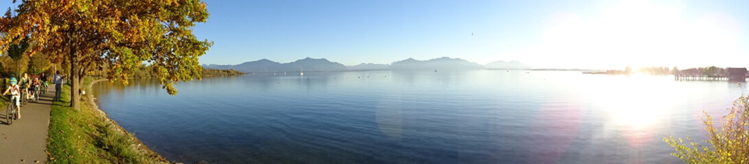 DER CHIEMSEE. Herbstliche Stimmung am Chiemsee.