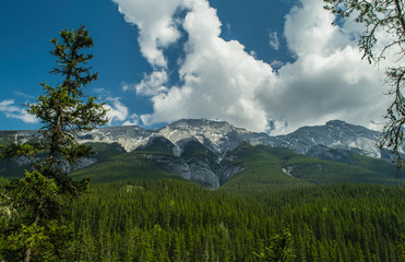 Obraz premium Rolling hills to mountain peak