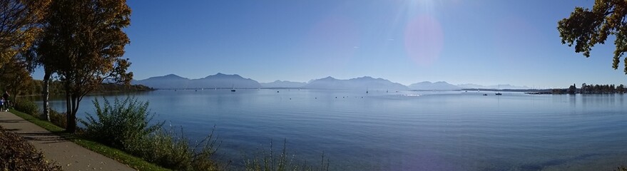DER CHIEMSEE. Herbstliche Stimmung am Chiemsee.