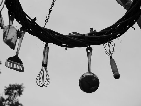 K&uuml;chenbesteck h&auml;ngt an Strohkranz