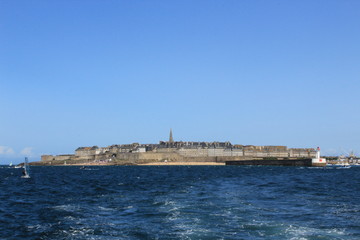 Veduta di St. Malo dal traghetto che collega a Dinard, Bretagna,Francia