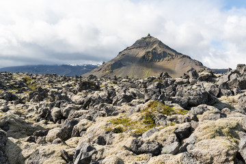 Campo de lava de Arnarstapi con la montaña Stapafell al fondo