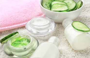 Obraz na płótnie Canvas Composition of cucumber beauty products on towel