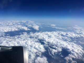 Вид из окна в самолете на белые облака, тучи, небо 



