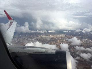 Вид из окна в самолете на белые облака, тучи, небо 


