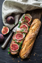 Sandwich with figs and prosciutto