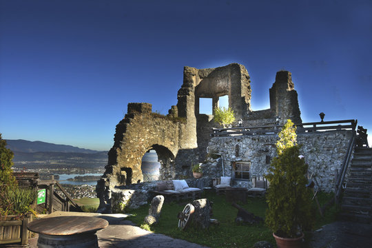 Reste der Burgruine Finkenstein, K&auml;rnten mit Blick auf Faaker See