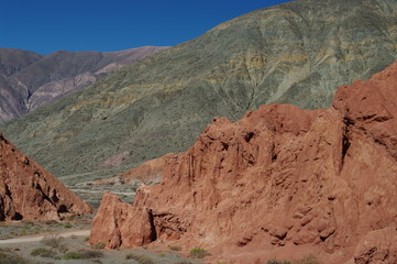 Sentier et montagnes colorées