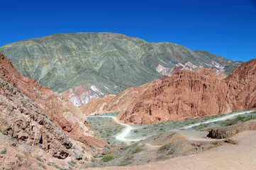 Sentier serpentant entre les montagnes colorées