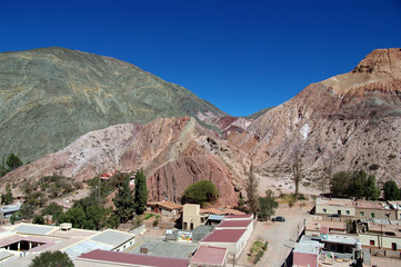 Aperçu du village de Purmamarca et de sa montagne aux sept couleurs