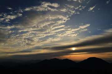 日光白根山山頂から望む朝日