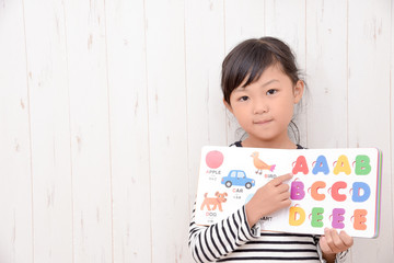 アルファベットと女の子