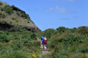 Obraz premium Couple hiking in KareKare beach New Zealand