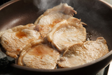 調理中のショウガ焼き