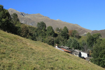 Typische Berglandschaft am Comer See oberhalb von Gravedona