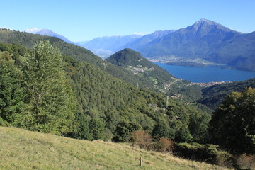 Fototapeta na wymiar Alpenlandschaft am Comer See oberhalb von Gravedona mit Blick zum Monte Legnone