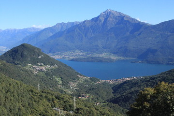 Alpenlandschaft am Comer See oberhalb von Gravedona mit Blick über den See zum Monte Legnone