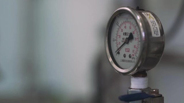 Manometer, pressure measurement device, movement of the arrow.
