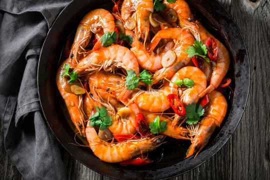 Enjoy your shrimps on pan with garlic, coriander and peppers
