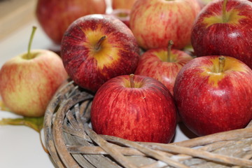 apple, fruit, food, fresh fruit, fresh food, heakthy food, autumn, autumnal, lovely autumn, vegetarian food, autumn time, lovely autumn,red apple, juicy apple,juicy fruit,apples