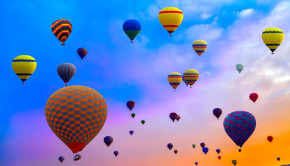 Obraz premium Hot air balloon high in the sky