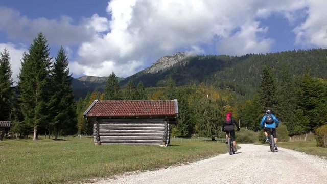 Mountainbiker in den Alpen