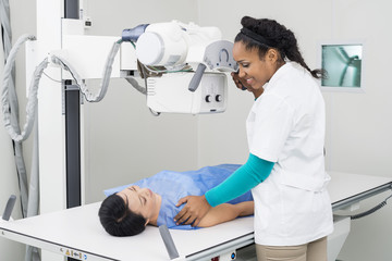 Obraz premium Radiologist Taking X-ray Of Mature Patient Lying On Gurney
