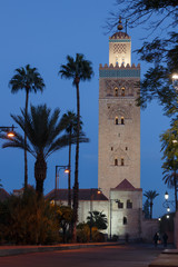 Fototapeta premium Koutoubia-Moschee zur blauen Stunde (Serie mit ähnlichen Motiven vorhanden)