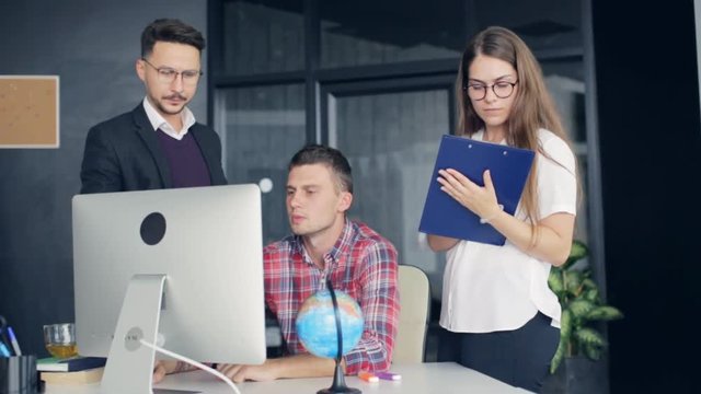 Team brainstorming process in a modern office